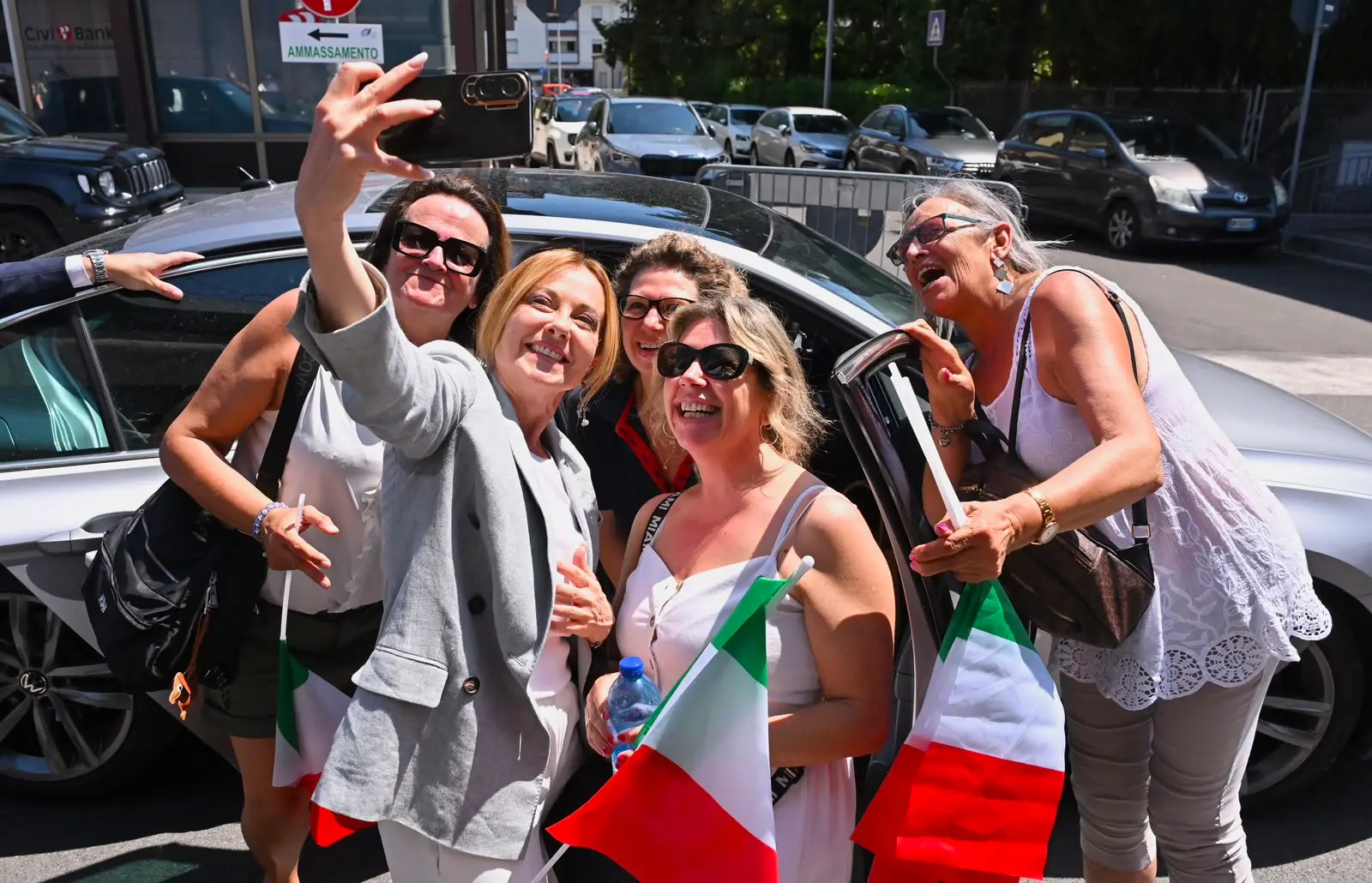 Accolta dagli applausi e dai cori della folla, la presidente del Consiglio Giorgia Meloni ha partecipato oggi al raduno del Triveneto degli alpini a Gemona, lasciando poi l’evento tra gli applausi dei presenti. «C’era bisogno di questo bagno di patriottismo», ha dichiarato la premier mentre attraversava l’area della manifestazione salutando il pubblico. «Non sono riuscita ad andare a Genova quindi penso che valesse la pena venire qui per dire grazie», ha aggiunto Meloni. «Grazie per i valori e grazie per un lavoro preziosissimo anche durante le nostre Olimpiadi e per il lavoro che fanno da volontari costantemente. Sono una certezza e per le istituzioni avere questo genere di certezze fa assolutamente la differenza».
