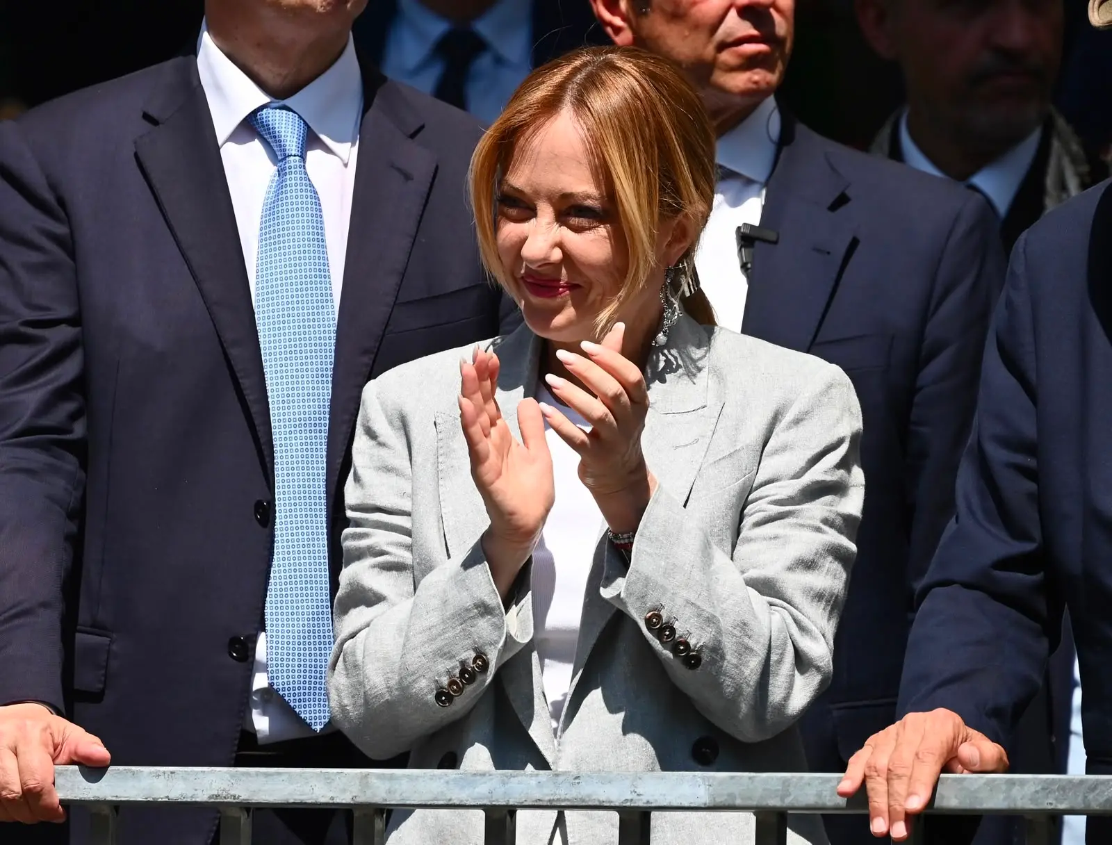 Accolta dagli applausi e dai cori della folla, la presidente del Consiglio Giorgia Meloni ha partecipato oggi al raduno del Triveneto degli alpini a Gemona, lasciando poi l’evento tra gli applausi dei presenti. «C’era bisogno di questo bagno di patriottismo», ha dichiarato la premier mentre attraversava l’area della manifestazione salutando il pubblico. «Non sono riuscita ad andare a Genova quindi penso che valesse la pena venire qui per dire grazie», ha aggiunto Meloni. «Grazie per i valori e grazie per un lavoro preziosissimo anche durante le nostre Olimpiadi e per il lavoro che fanno da volontari costantemente. Sono una certezza e per le istituzioni avere questo genere di certezze fa assolutamente la differenza».