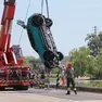 Il recupero dell'auto da parte dei pompieri (foto Bortoluzzi)