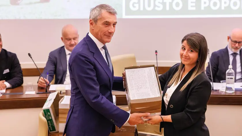 Il senatore De Poli consegna le firme