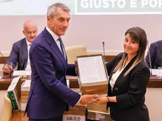 Il senatore De Poli consegna le firme