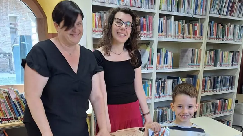 Elisa Rossetto e Giorgia Miotto premiano Fulvio Targa