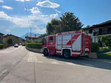 I vigili del fuoco fuori dall'abitazione del dramma a Meduno (Foto Ambrosio/Petrussi)