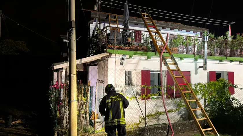 L'intervento dei vigili del fuoco in via Longhin