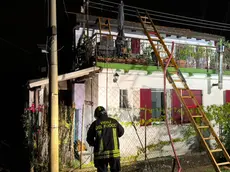 L'intervento dei vigili del fuoco in via Longhin