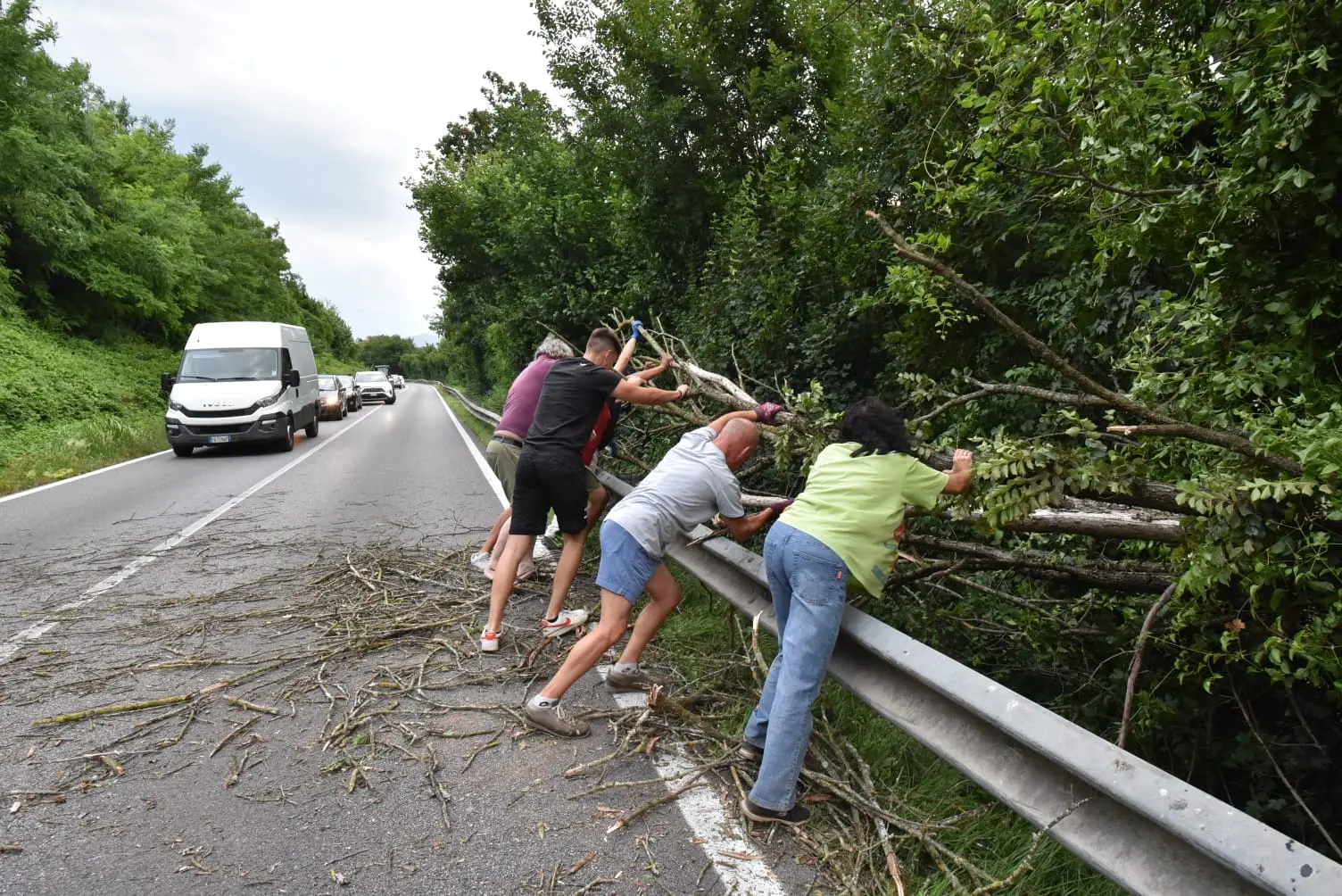 Alcuni volontari nel tentativo di liberare la carreggiata