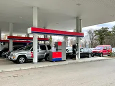 Auto in un distributore di benzina oltre confine (Foto Silvano)