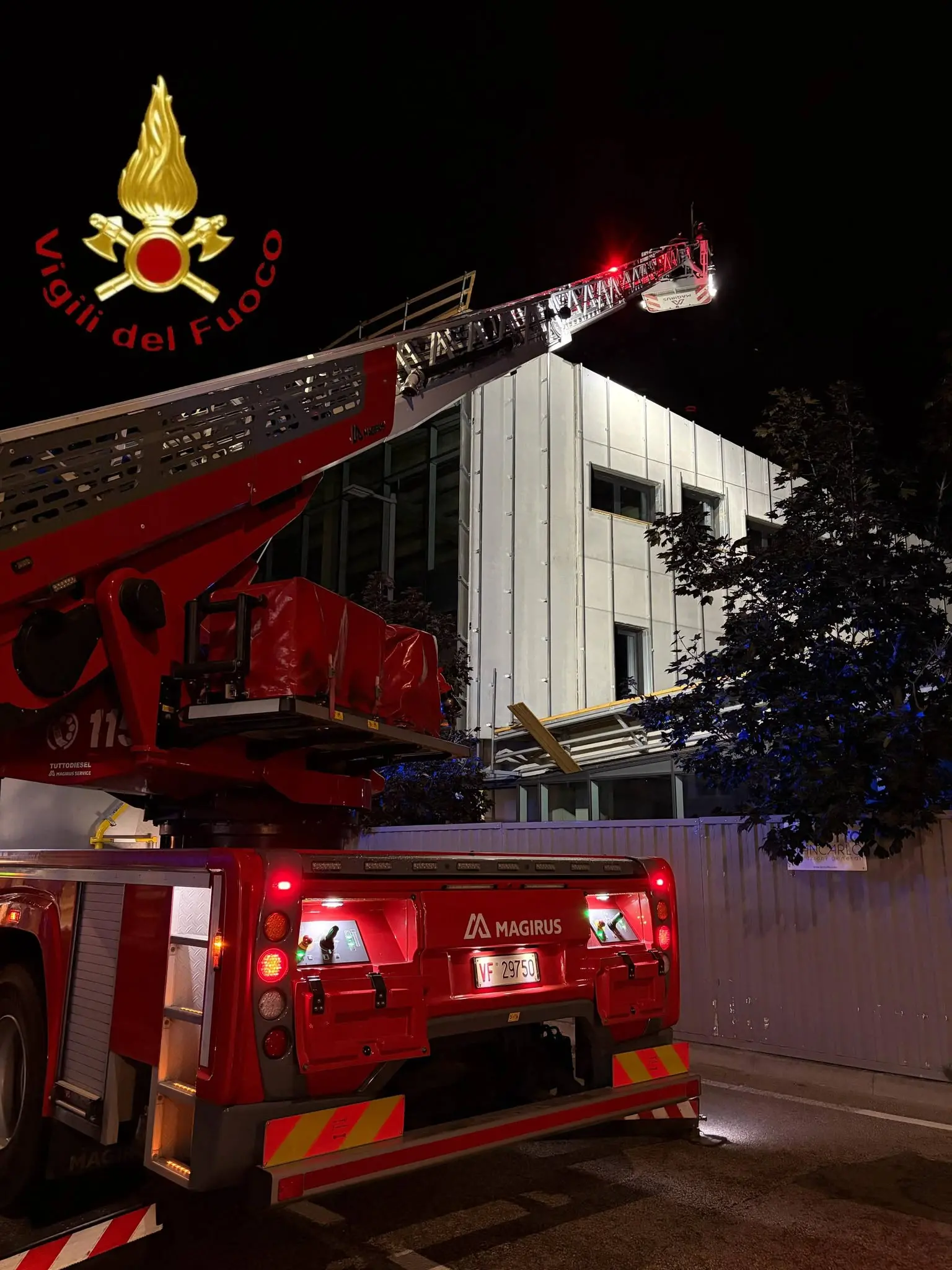 I vigili del fuoco hanno operato con oltre 30 operatori sul campo