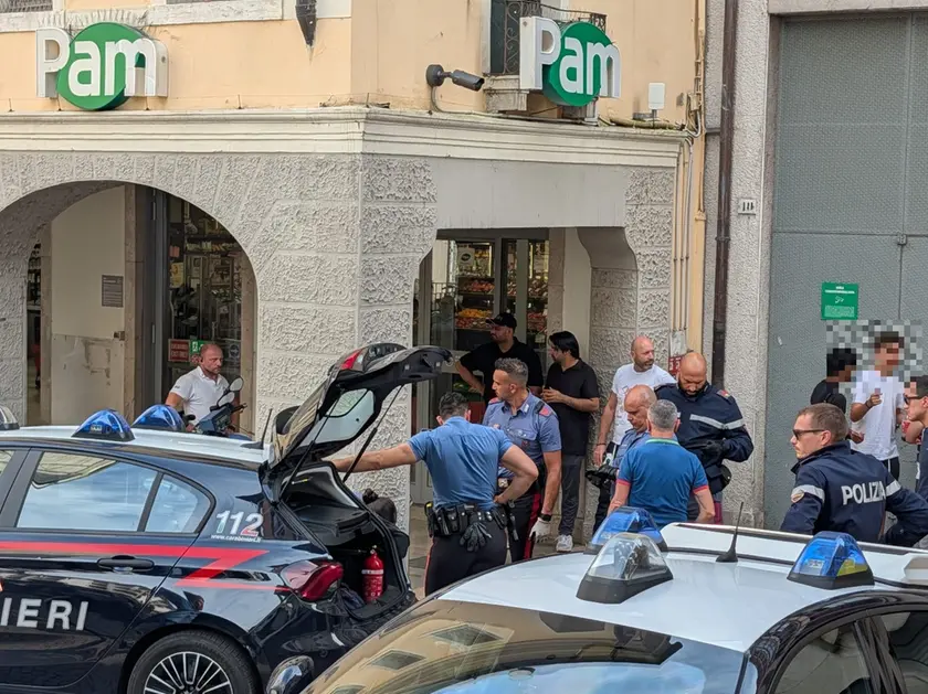 Le forze dell'ordine fuori dal Pam a Treviso