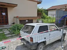 Nel giardino è ancora parcheggiata la Fiat Panda bianca utilizzata da Alessandro e dalla madre Lorena