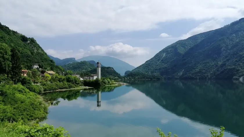 Una veduta del lago del Corlo