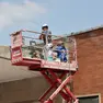 Lavoratori al cantiere della stazione di Treviso: le lavorazioni vengono fatte sotto al sole