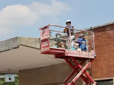 Lavoratori al cantiere della stazione di Treviso: le lavorazioni vengono fatte sotto al sole