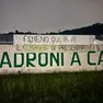 Lo striscione apparso nella notte al pratone di Pontida