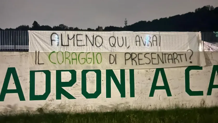 Lo striscione apparso nella notte al pratone di Pontida