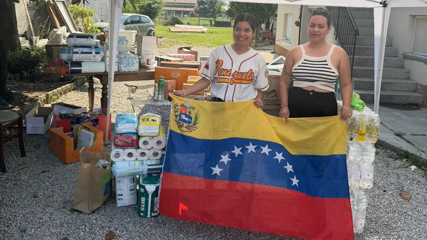 Le sorelle Hernandez hanno raccolto generi da mandare in Venezuela