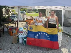 Le sorelle Hernandez hanno raccolto generi da mandare in Venezuela