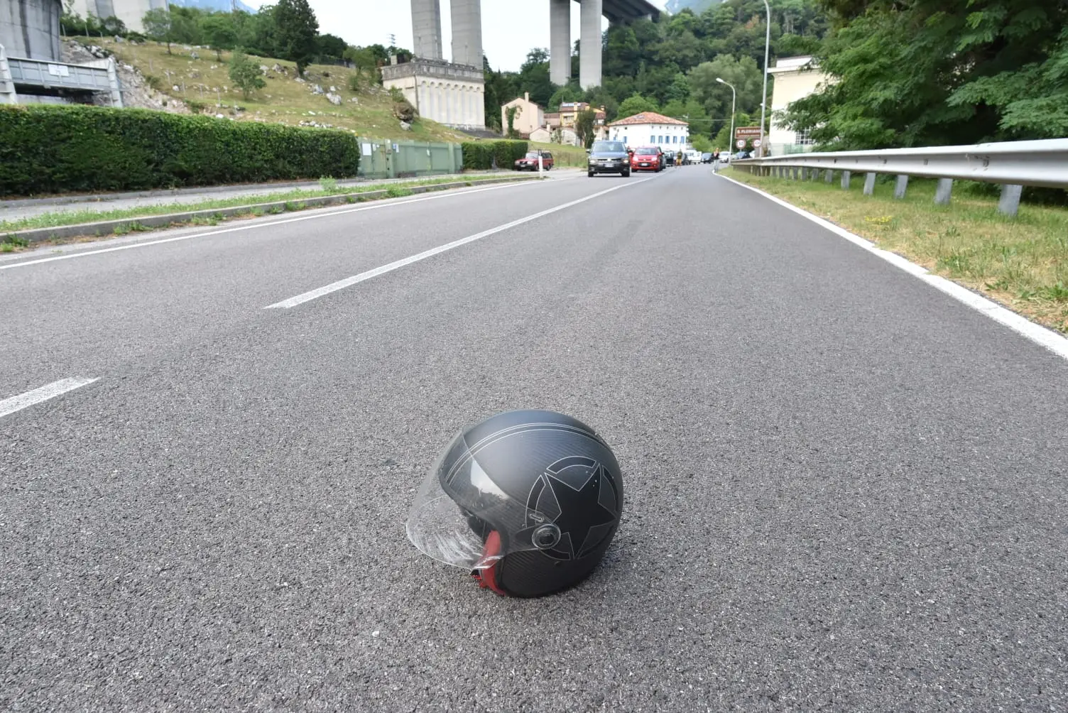 Il casco sull'asfalto