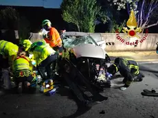 L'auto su cui viaggiava il 22enne (foto vigili del fuoco)