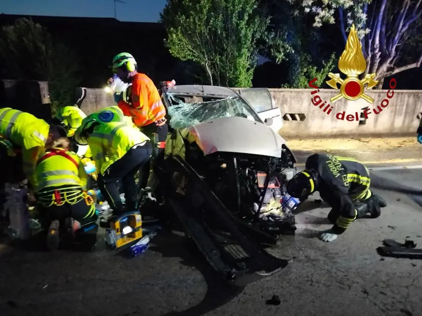 L'auto su cui viaggiava il 22enne (foto vigili del fuoco)