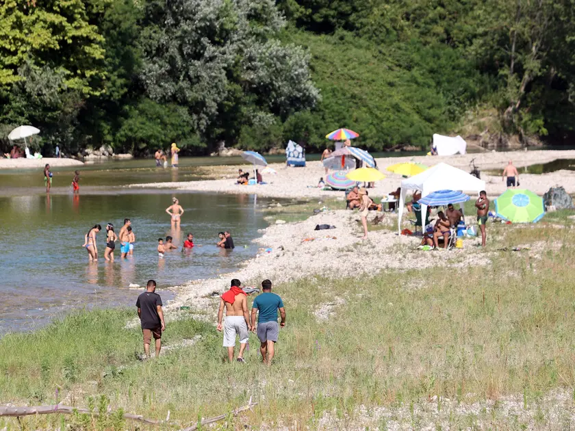 I bagnanti sul Piave nonostante la tragedia: un ragazzo di 30 anni è morto annegato
