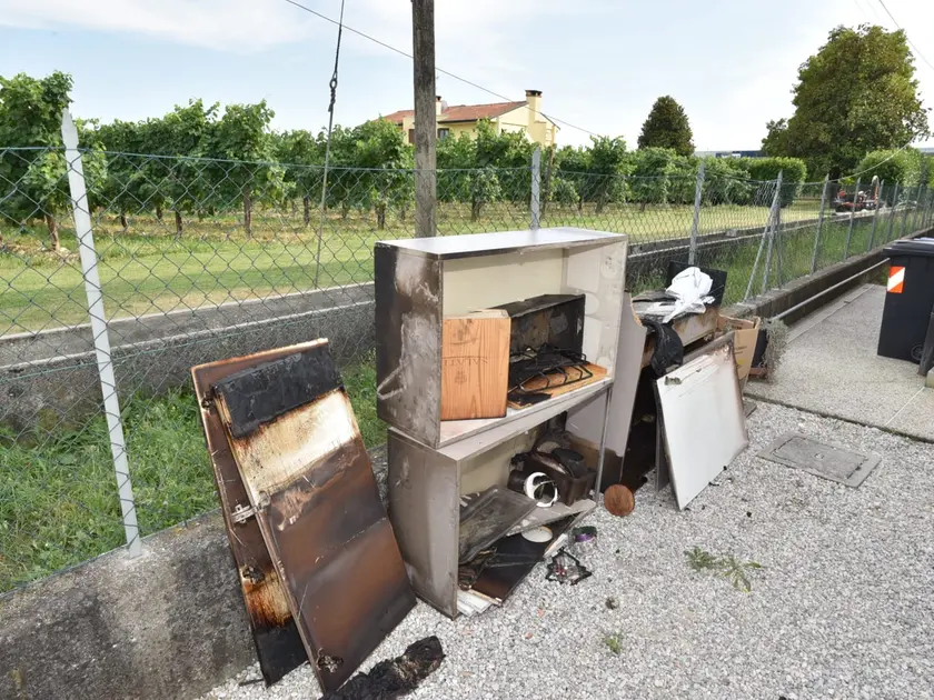 I resti della cucina andata in fiamme