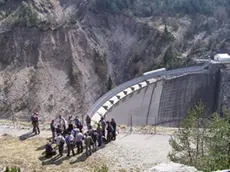 Studenti osservano dall'alto la diga del Vajont