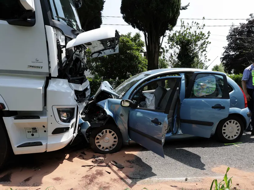 L'auto su cui viaggiava la mamma con le due figlie
