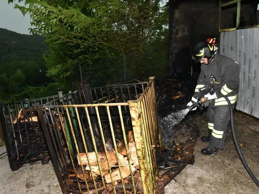 I vigili del fuoco impegnati per la caduta di un fulmine (foto Cavicchi/Macca)