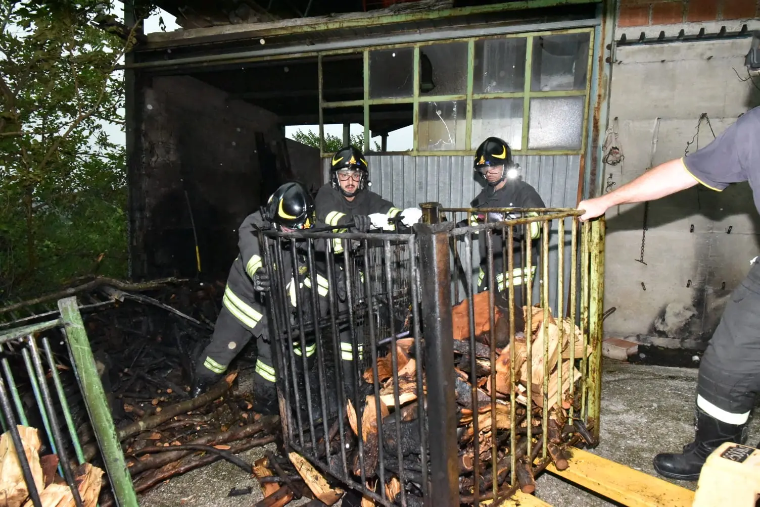L'intervento dei vigili del fuoco a Tarzo (foto Cavicchi/Macca)