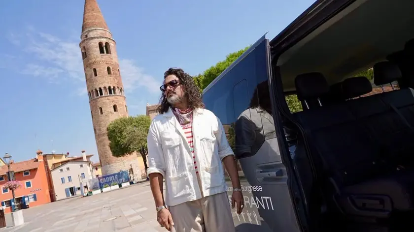 Alessandro Borghese a Caorle con il van nero di "4 Ristoranti"
