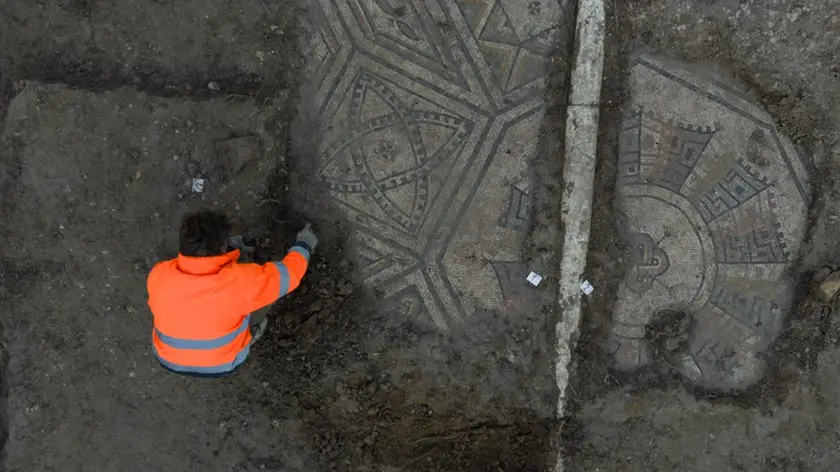 Uno degli archeologi impegnati nel riportare alla luce la chiesa paleocristiana scoperta