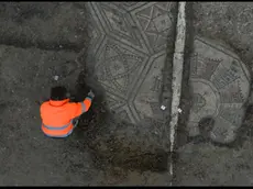 Uno degli archeologi impegnati nel riportare alla luce la chiesa paleocristiana scoperta