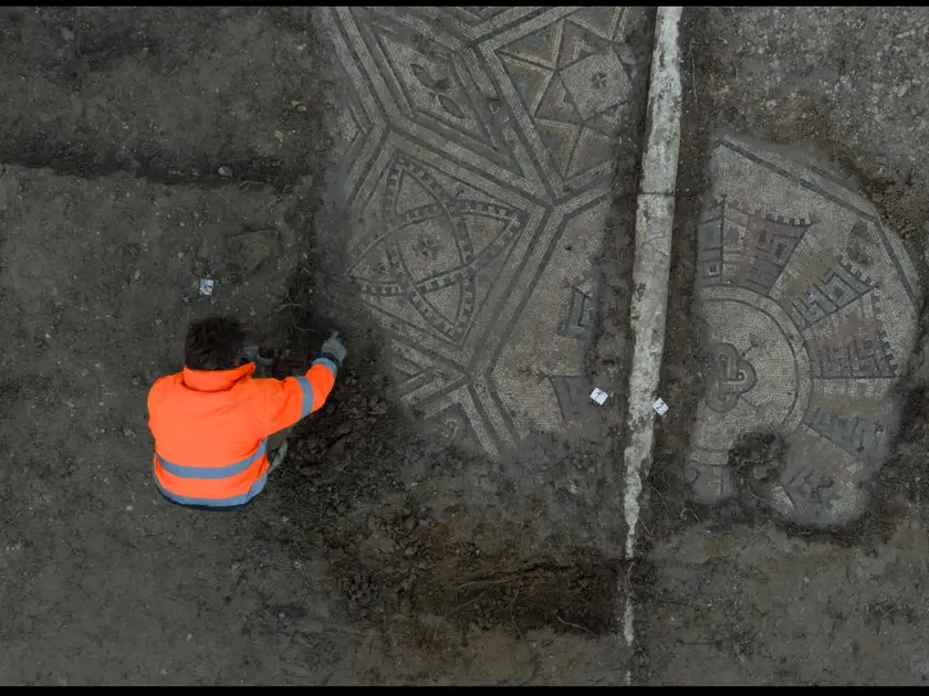 Uno degli archeologi impegnati nel riportare alla luce la chiesa paleocristiana scoperta