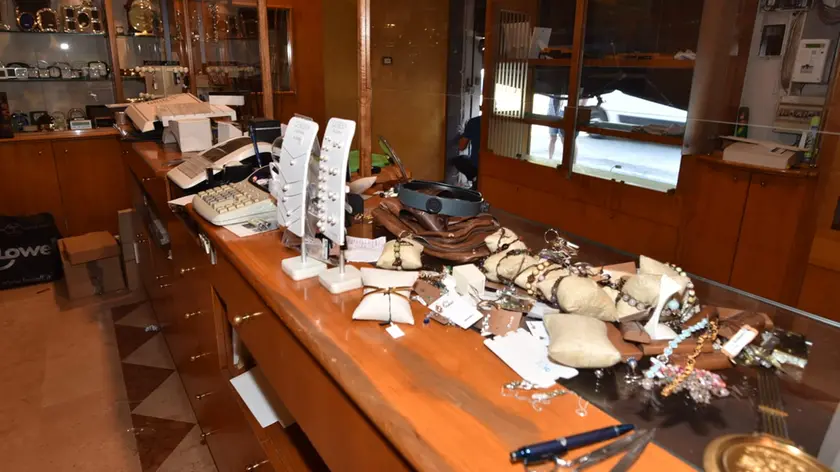 La gioielleria Collodel dopo il raid (foto Cavicchi/Macca)