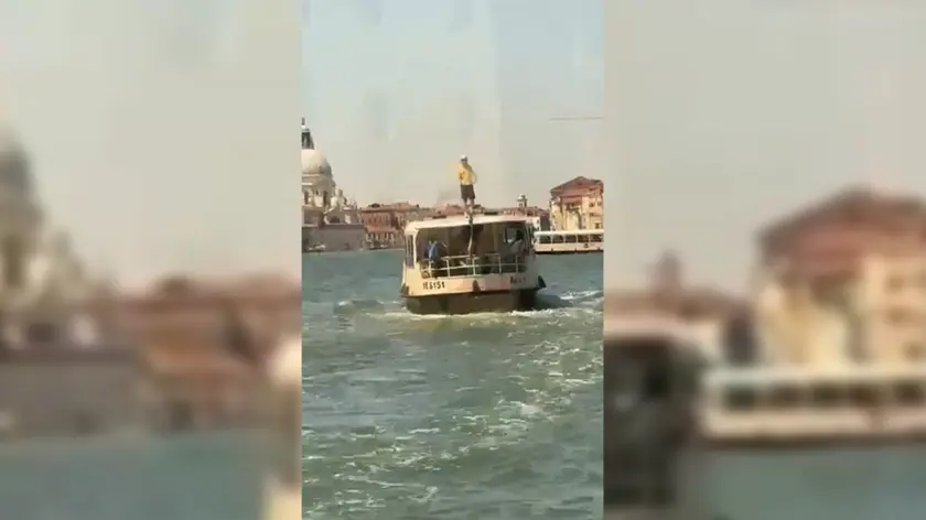 Un fermo immagine della bravata
