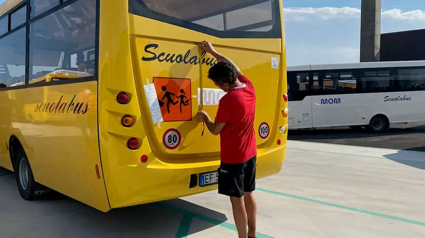 Uno scuolabus giallo della Mom