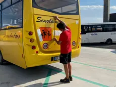Uno scuolabus giallo della Mom