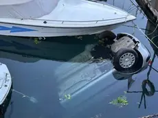 L'auto finita nel porticciolo a Sistiana