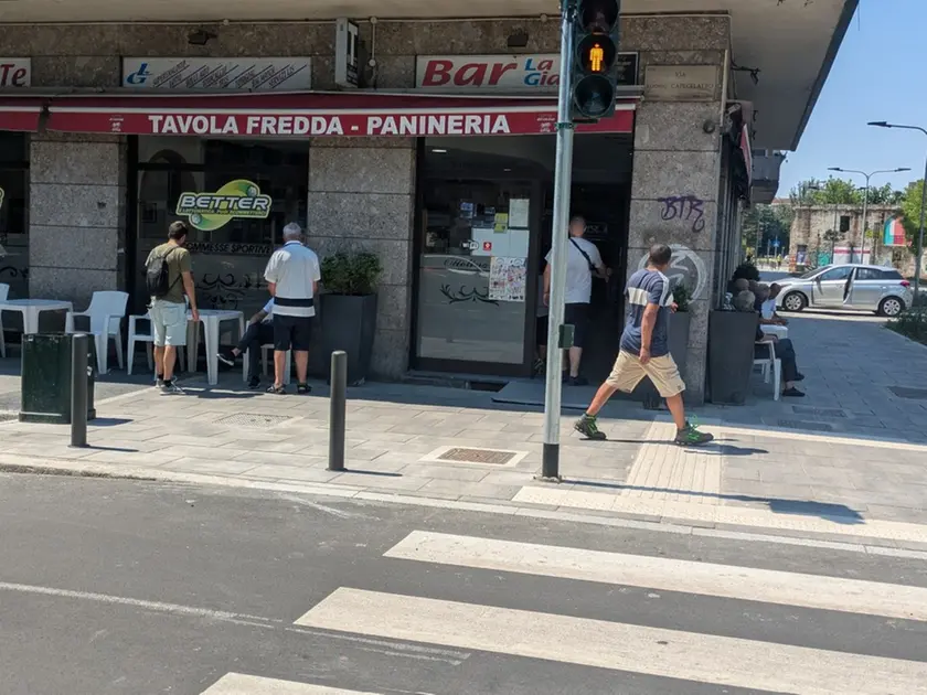 Il bar di Milano in zona San Siro dove il giovane ha accoltellato un passante