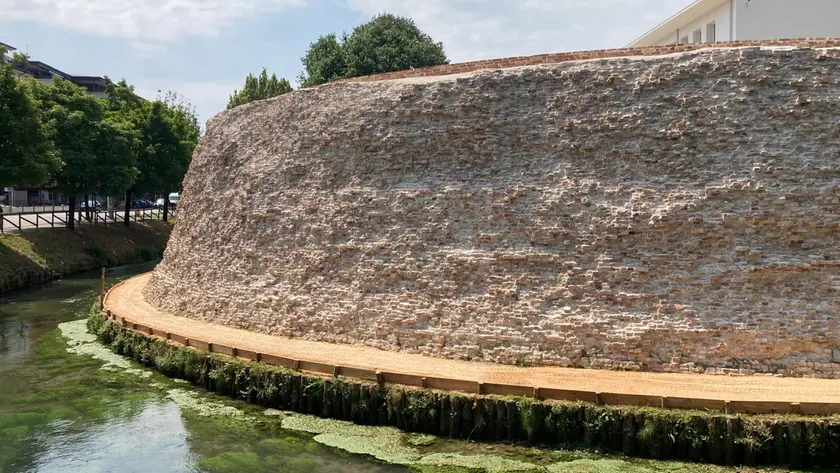 Il nuovo camminamento alla base del bastione San Tomaso