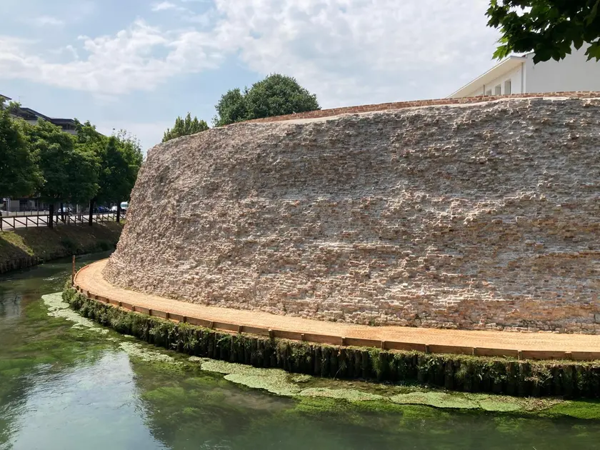 Il nuovo camminamento alla base del bastione San Tomaso