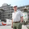 Pierangelo Bressan davanti ai cantieri Mandelli