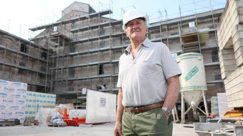 Pierangelo Bressan davanti ai cantieri Mandelli