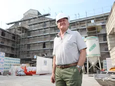 Pierangelo Bressan davanti ai cantieri Mandelli