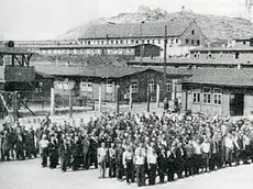 Deportati schierati nel lager di Flossenbürg.