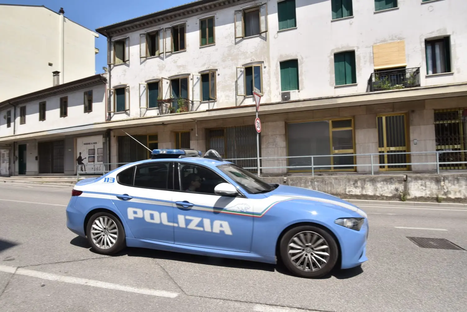Una volante fuori dal condominio dove abita il padre