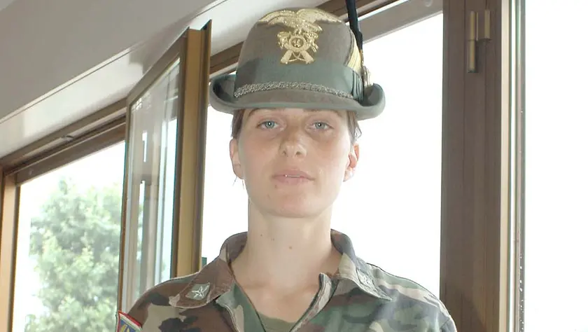 Il tenente Monica Segat al comando di un plotone di alpini al 14° Reggimento di Venzone