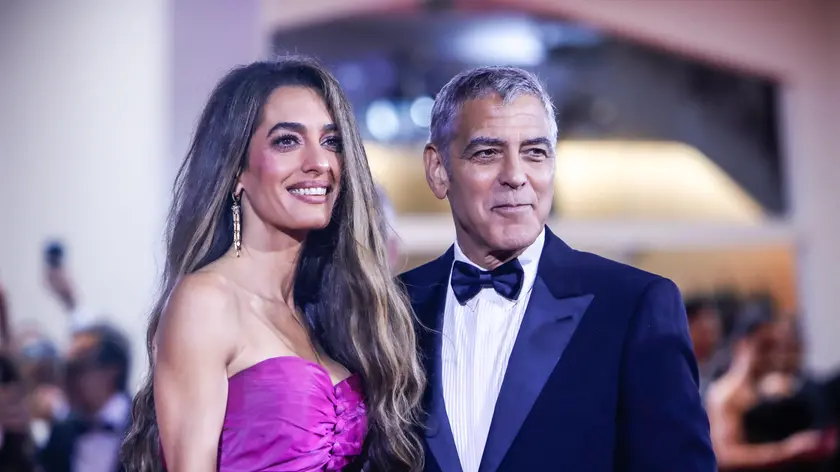 George Clooney insieme alla moglie Amal a Venezia 82