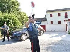 I carabinieri davanti alla villa del dentista rapinato